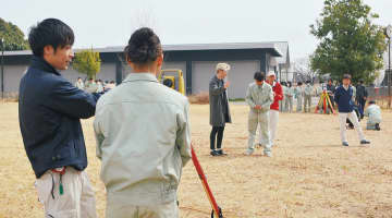 土地家屋調査士会 相原高で出前授業 プロの測量技術を伝授　相模原市中央区