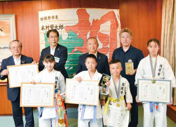 空手の技道會 好成績 市長に報告 ５月の大会で７人優勝　相模原市中央区