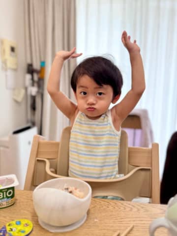 おばたのお兄さん「どんどん僕に似てきている」1歳息子の近影SHOTに反響「パパそっくり」「凄く可愛い」