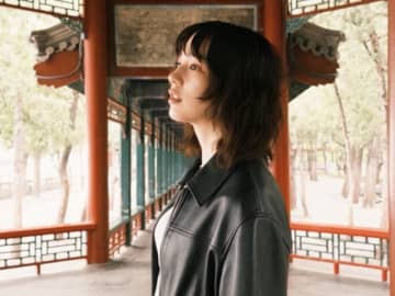 のん、黒ジャケット×デニムのシンプルコーデ姿で訪れた中国旅の思い出ショット公開