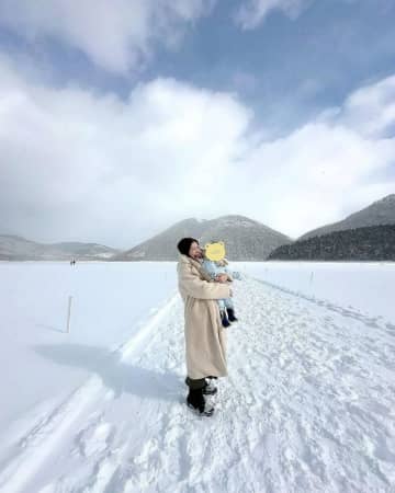 出産から約1年半…42歳タレント〝長男と雪の中〟幸せショットに反響「すごい景色」「雪国初めてかなぁ」