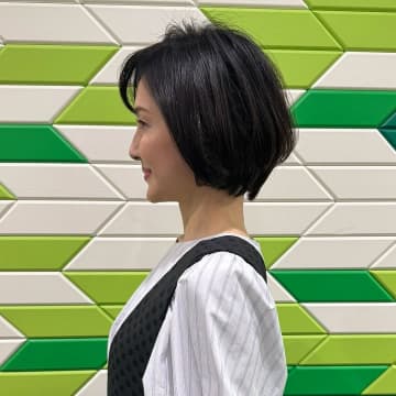 〝初代きれいなおねえさん〟54歳女優の〝驚異〟ヘアメイク術「神業のスプレー使い!!」発揮の髪型ショットが大反響「まるで少女♡」「横顔も美人ですね」