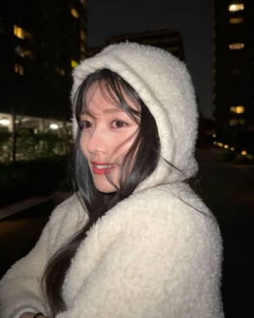 「フード女子、可愛すぎる」母は63歳・超有名女優　24歳アナ　夜の散歩にブルっと笑顔！「幸せな気分になれます」「とびっきり可愛い」