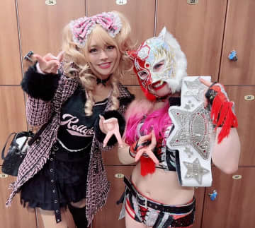 〝プロレス総選挙女子1位〟の覆面レスラーと〝ギャルのカリスマ〟が共演！　2ショットに反響「美人なお姉ちゃん」「いい女ばっかり」