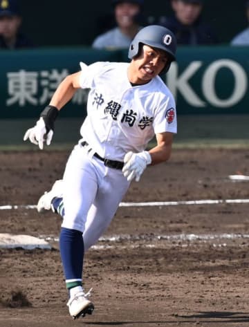 極寒の甲子園に〝燃えたぎる男〟現る　沖縄尚学の主将が半袖アンダーシャツで大活躍　昨夏4強の強豪を撃破【選抜高校野球】