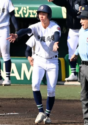 阪神コーチの父も出場した甲子園で初戦勝利を飾る　沖縄尚学の田中彪斗、三塁ベースコーチとして貢献【選抜高校野球】