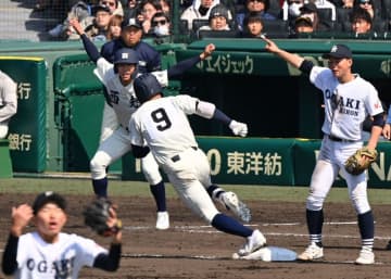 投打の「大会1号」で快勝　西日本短大付は3番打者がランニング本塁打、エースは完封　38年ぶりの出場で初の校歌【選抜高校野球】