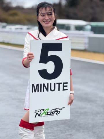 長身21歳お天気お姉さん〝ラスト〟サーキットクイーン姿が話題「背も高くスタイル良いから映えた」「雨に打たれながらがんばりましたね」