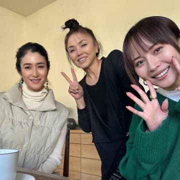 「気がつけば8時間」松田美由紀が自宅で人気女優2人と女子会　〝豪華3ショット〟に「三姉妹みたい」「楽しそうで本当に素敵」と反響