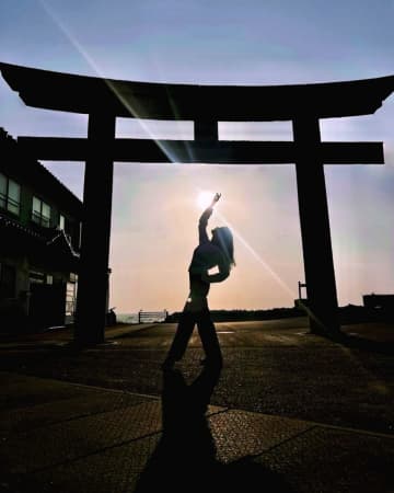 「福が来そう」神社に〝降臨〟生田絵梨花のシルエットショットが話題「神々しいー！」「思わず拝んでしまいました」