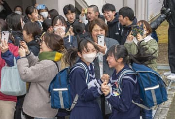 努力報われ歓喜の春　青森県立高校で合格発表