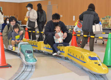 ミニ新幹線体験乗車人気　レトログッズ販売も　八戸鉄道まつり