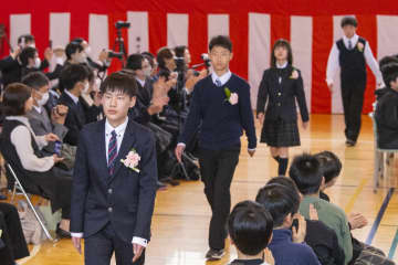 希望胸に巣立ち　青森県内小学校で卒業式