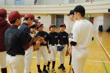 三戸地方の児童、野球楽しく体験　青森北高部員が指導役