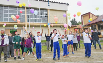 アンカー5人衆、地域住民とともに躍動　久慈・来内小で最後の運動会