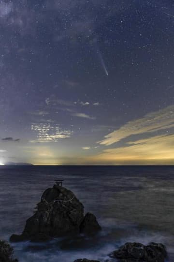 絶景を凝縮　紫金山・アトラス彗星と大洲の綱掛岩収めた一枚、県観光写真大賞に