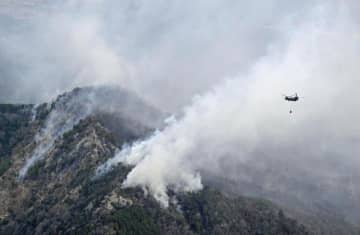 焼失面積128ヘクタールに拡大　今治山林火災　5世帯9人が自主避難　ヘリ5機が消火活動