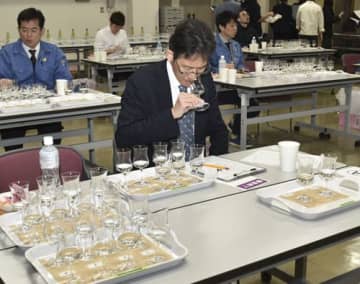 三重県内酒造の新酒品評　22場の4部門91点、津で審査