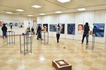 飯野高生徒ら1年間の集大成　絵画や衣服など、イオンモール鈴鹿で作品展　三重