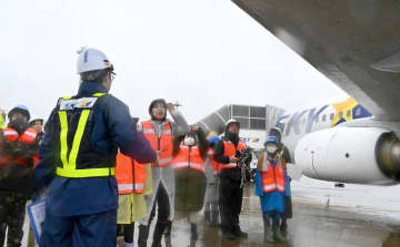 親子ら駐機場体験　茨城空港開港15年記念祭