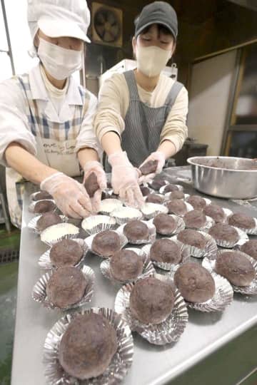 春の彼岸入り　もち米つつむ餡　「ぼたもち」作り