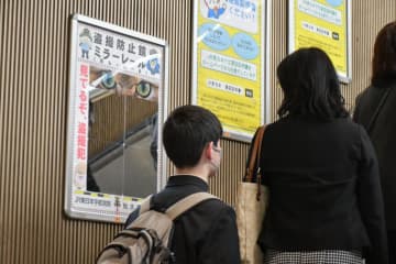 「見てるぞ、盗撮犯」　宇都宮駅のエスカレーター横に鏡　全国に広がる盗撮対策、県内JR駅構内に初の設置