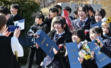 自宅全焼の女子中学生、笑顔で卒業式　大船渡市山林火災