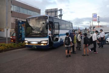 代替バス運行開始 通学生ら安堵　JR日南線大雨被害　宮崎