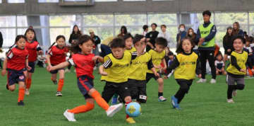 元気いっぱいプレー　宮崎市でキッズサッカー