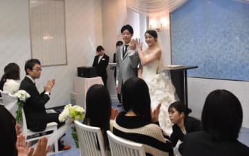 学生が模擬結婚式