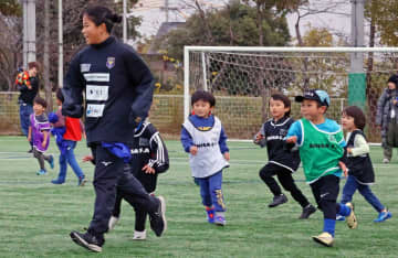 高校生の「しっぽ」懸命に追いかけ　子どもたちが笑顔で運動楽しむ