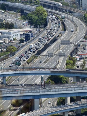 名神高速で4台絡む多重事故、子ども含む3人負傷　一時、上り線が渋滞　京都