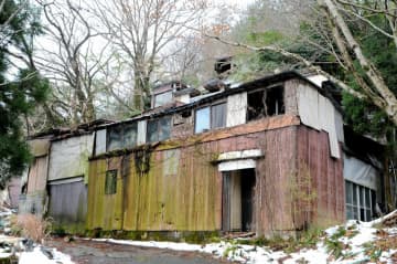 京都の住宅真上に「不気味な廃屋」　地震で倒壊恐れ、ついに除去命令