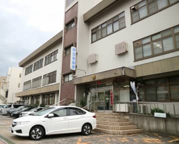 勤務先の小学校更衣室にペン型カメラ、女子児童の着替え撮影　教諭の37歳男を追送検