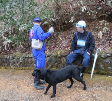 行方不明者捜索へ警察犬「ヴレーブ」が奮闘　京都の自然公園で訓練「時間との勝負に役立つ」