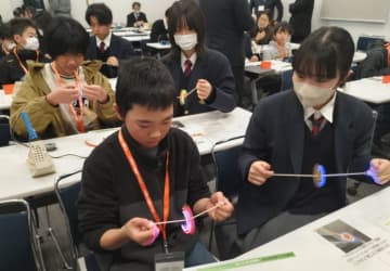 光るこま作りや超音波実験「ワクワクした」　京都府綾部市で小中学生がサイエンスキャンプ