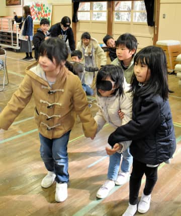 子どもたち、目が見えない人を災害からどう守る？　小学校に被災地を「再現」し避難訓練