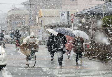 「春の雪」京都市でも　降りしきる雪の中を通学出勤、水墨画のような山並みも