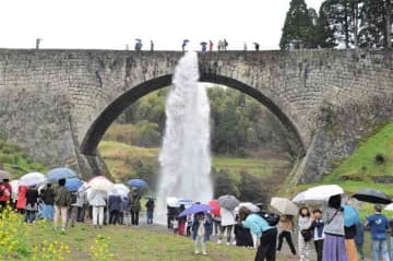国宝・通潤橋、豪快アーチに歓声　熊本県山都町　2024年度初放水
