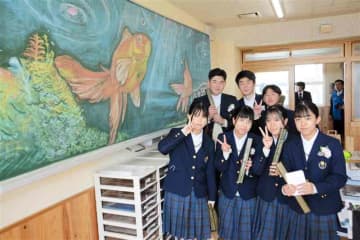 旅立ち アートで祝福　似顔絵、黒板アート…　大津中卒業式、保護者や大津高生が制作