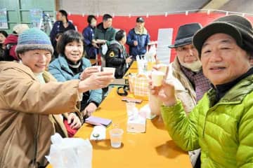 搾りたての新酒で乾杯！　小国町の河津酒造で「新酒祭り」