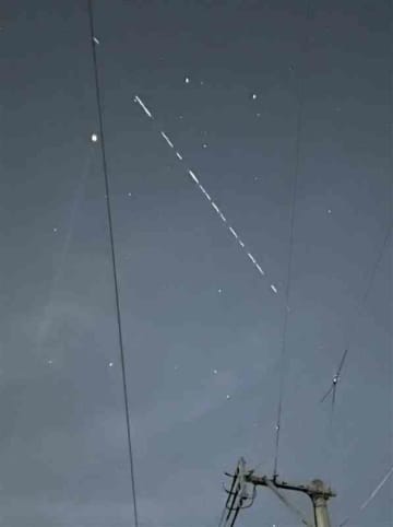 【電子版限定】熊本の夜空に連なる謎の光、その正体は？
