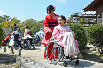 車いす使用者と留学生が交流　華やか、着物姿で佐賀市の神野公園散策