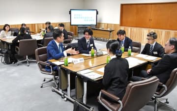 政治参加、もっと気軽に　佐賀大学生と県議が意見交換