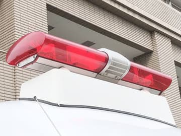 男性死亡…用水路に倒れていた　早朝、犬の散歩をしていた男性が発見　用水路は水深30センチ　近くの歩道わきに自転車、転落か　都内の警察署に捜索願が出されていた男性