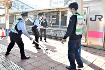 実際に動く列車の中で、緊急時の対応確認　JR酒田駅で不審者訓練