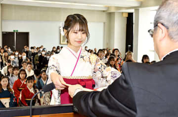 保育や福祉、専門職の道へ　天童の羽陽学園短大で卒業・修了式