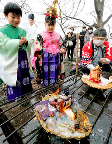 感謝込めて人形供養　村山・2000体おたき上げ