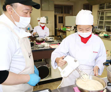 生クリームをフワフワに　山辺高生、洋菓子作りのこつ学ぶ