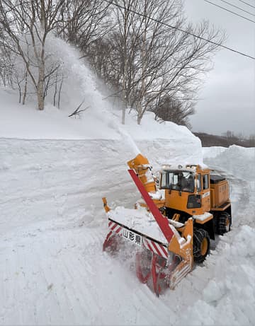 県道月山志津線、冬季閉鎖解除に向け除雪作業　